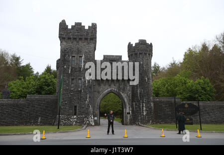 La sicurezza al di fuori del castello di Ashford in Co Mayo, dove Golf star Rory McIlroy è sposarsi Erica Stoll. Foto Stock