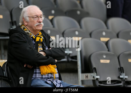 Un Hull City ventola nella gabbia prima che il Premier League match al KCOM Stadium, scafo. Foto Stock