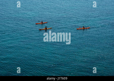 Tre rossi kayak galleggianti in un aperto turchese del mare in Sardegna, Italia. Foto Stock