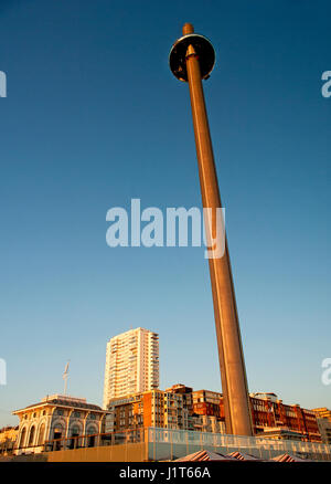 Brighton Il i360, le più alte del mondo in movimento torre di osservazione, aperto nel 2016 ed offre ai visitatori vista a 360 gradi sulla costa del Sussex in Inghilterra. Foto Stock