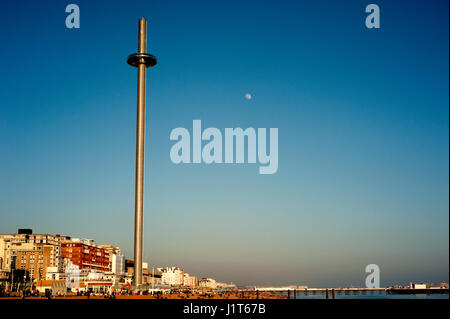 Brighton Il i360, le più alte del mondo in movimento torre di osservazione, aperto nel 2016 ed offre ai visitatori vista a 360 gradi sulla costa del Sussex in Inghilterra. Foto Stock