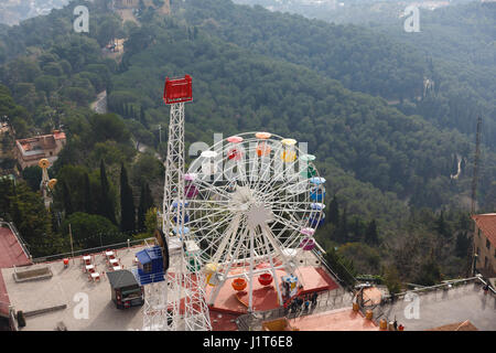 Barcellona, Spagna - 03 Gennaio 2017: ruota panoramica Ferris in un parco di divertimenti sulla collina di Tibidabo di Barcellona Foto Stock