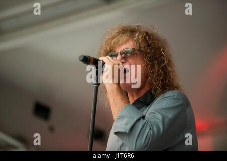 I musicisti suonano sulle vie del centro di acqua chiara beach florida evento Foto Stock