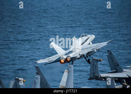 Un U.S. Navy F/A-18C Hornet fighter aircraft lancia dal ponte di volo dell'Nimitz-class portaerei USS George H.W. Bush durante le operazioni contro lo Stato islamico nel funzionamento inerenti risolvere Aprile 6, 2017 nel Golfo Arabico. Foto Stock