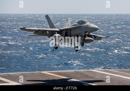 Un U.S. Navy F/A-18F Super Hornet fighter aircraft approcci per terra sul ponte di volo dell'Nimitz-class portaerei USS George H.W. Bush durante le operazioni contro lo Stato islamico nel funzionamento inerenti risolvere Aprile 4, 2017 nel Golfo Arabico. Foto Stock