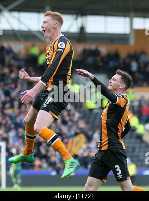 Hull City's Sam Clucas (sinistra) punteggio celebra il suo lato il secondo obiettivo del gioco durante il match di Premier League al KCOM Stadium, scafo. Stampa foto di associazione. Picture Data: Sabato 22 Aprile, 2017. Vedere PA storia SOCCER scafo. Foto di credito dovrebbe leggere: Richard Venditori/filo PA. Restrizioni: solo uso editoriale nessun uso non autorizzato di audio, video, dati, calendari, club/campionato loghi o 'live' servizi. Online in corrispondenza uso limitato a 75 immagini, nessun video emulazione. Nessun uso in scommesse, giochi o un singolo giocatore/club/league pubblicazioni. Foto Stock