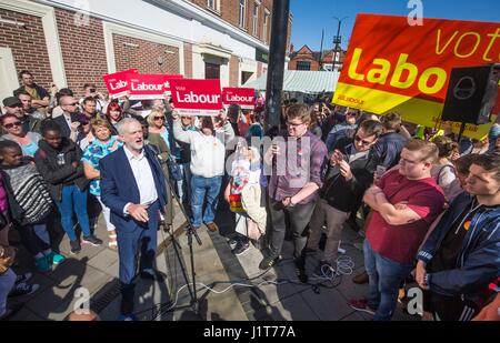 Leader laburista Jeremy Corbyn sulla campagna elettorale trail a Crewe. Foto Stock