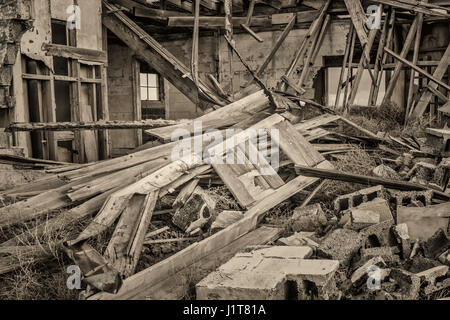 Crollato vecchia casa in una città fantasma nel sud-ovest STATI UNITI D'AMERICA, in bianco e nero dai toni platino Foto Stock