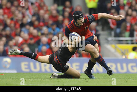 Munster's Tyler Bleyendaal affrontati dai Saraceni Richard Wigglesworth durante la European Champions Cup, Semi finale corrisponde all'Aviva Stadium di Dublino. Foto Stock