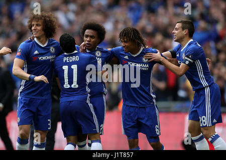 Chelsea's Willian (centro) punteggio celebra il suo lato del primo obiettivo del gioco durante la Emirates FA Cup, Semi partita finale allo stadio di Wembley, Londra. Stampa foto di associazione. Picture Data: Sabato 22 Aprile, 2017. Vedere PA storia SOCCER Chelsea. Foto di credito dovrebbe leggere: Nick Potts/filo PA. Restrizioni: solo uso editoriale nessun uso non autorizzato di audio, video, dati, calendari, club/campionato loghi o 'live' servizi. Online in corrispondenza uso limitato a 75 immagini, nessun video emulazione. Nessun uso in scommesse, giochi o un singolo giocatore/club/league pubblicazioni. Foto Stock