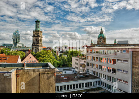 La città di Hannover (Germania), incluso l'edificio moderno di una banca, la chiesa Aegidienkirche e il municipio, HDR-tecnica Foto Stock