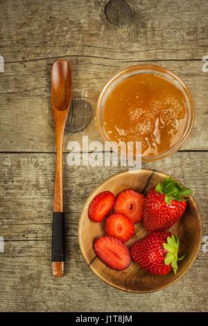 Ape Miele e fragole fresche. Sweet Food. Vendita di miele Foto Stock