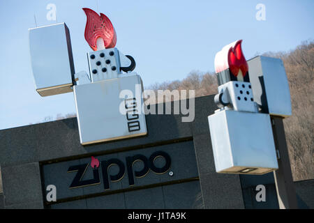 Un logo segno esterno della mostra Zippo/case del centro visitatori della mostra Zippo Manufacturing Company, creatore di mostra Zippo accendini, in Bradford, Pennsylvania in aprile Foto Stock