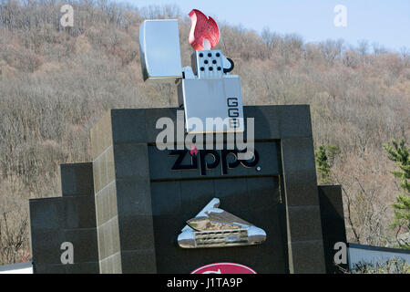 Un logo segno esterno della mostra Zippo/case del centro visitatori della mostra Zippo Manufacturing Company, creatore di mostra Zippo accendini, in Bradford, Pennsylvania in aprile Foto Stock