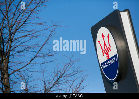 Un logo segno esterno di una Maserati concessionaria auto in Oakville, ON, Canada il 14 aprile 2017. Foto Stock