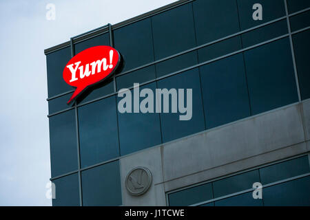 Un segno del logo al di fuori di una struttura occupata da Yum! Marche, Inc. di Vaughan, Ontario, Canada, il 16 aprile 2017. Foto Stock