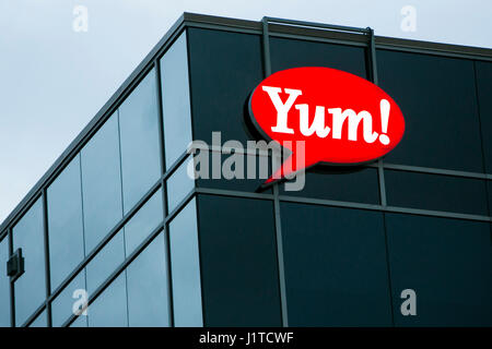 Un segno del logo al di fuori di una struttura occupata da Yum! Marche, Inc. di Vaughan, Ontario, Canada, il 16 aprile 2017. Foto Stock