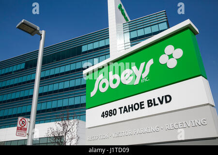 Un logo segno al di fuori della sede di Sobeys Inc., a Mississauga, Ontario, Canada, il 16 aprile 2017. Foto Stock