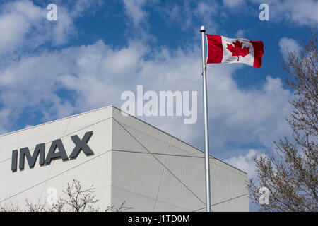 Un logo segno al di fuori della sede dell'IMAX Corporation a Mississauga, Ontario, Canada, il 16 aprile 2017. Foto Stock