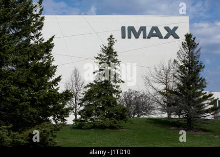 Un logo segno al di fuori della sede dell'IMAX Corporation a Mississauga, Ontario, Canada, il 16 aprile 2017. Foto Stock