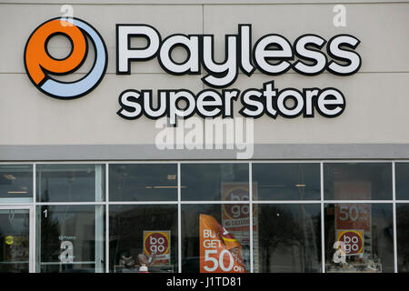 Un logo segno esterno di una Payless ShoeSource store retail in Mississauga, Ontario, Canada, il 16 aprile 2017. Foto Stock