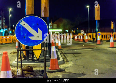 Regno Unito servizi stradali lavori stradali coni e segni. Foto Stock