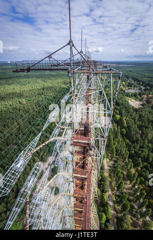 Sulla parte superiore della vecchia Unione Sovietica sistema radar chiamato Duga vicino a Cherobyl città nella centrale nucleare di Cernobyl la zona di alienazione in Ucraina Foto Stock