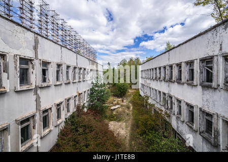 Comunicazione principale edificio del centro dei sovietici Duga sistema radar di Chernobyl-2 base militare, zona di Chernobyl di alienazione in Ucraina Foto Stock