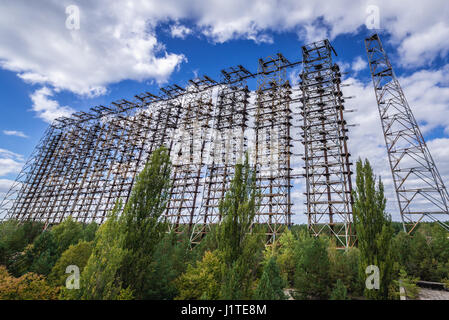 Vista sul radar sovietica sistema chiamato Duga vicino a Cherobyl città nella centrale nucleare di Cernobyl la zona di alienazione in Ucraina Foto Stock