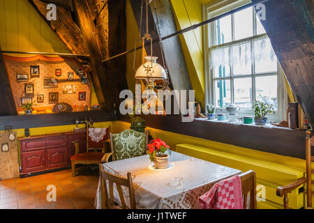 Marzo 2017 - interno del mulino a vento a Kinderdijk Rotterdam Holland cucina soggiorno Foto Stock