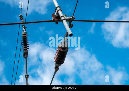 Dettaglio cavi elettrici ferroviari aerei, Scozia, Regno Unito Foto Stock