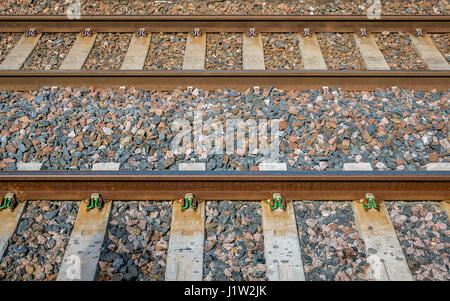 In prossimità della stazione ferroviaria paralleli binari del treno, Scotland, Regno Unito Foto Stock