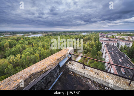 Sul tetto del 16-memorizzate blocco di appartamenti in pripjat città fantasma della centrale nucleare di Cernobyl la zona di alienazione in Ucraina Foto Stock