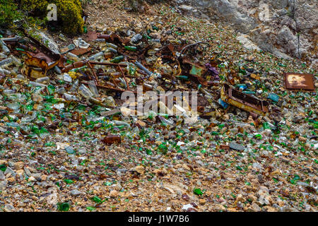 Punta di rifiuti, rifiuti, con il vetro rotto, plastica e metallo arrugginito, Grecia Foto Stock