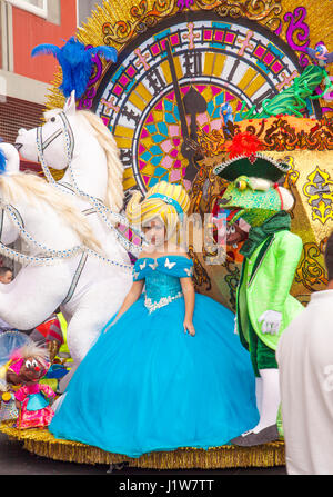 LAS PALMAS - febbraio 9: Regina dei bambini sfilata di carnevale saluta i telespettatori, 9 febbraio 2016 a Las Palmas de Gran Canaria, Spagna Foto Stock