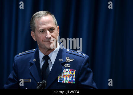 Stati Uniti Air Force capo del personale di David Goldfein risponde alle domande dei media nel corso di una conferenza stampa presso la Wright-Patterson Air Force Base Museo Nazionale della United States Air Force 18 aprile 2017 vicino a Dayton, Ohio. (Foto di Wesley Farnsworth /US Air Force via Planetpix) Foto Stock