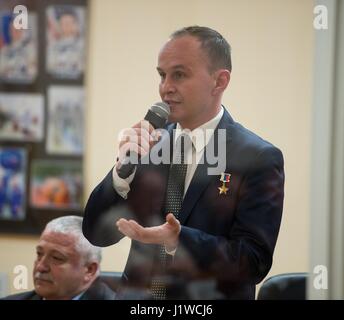 La NASA Stazione Spaziale Internazionale Expedition 51 backup membro di equipaggio cosmonauta russo Sergey Ryazanskiy di Roscosmos parla durante lo stato della riunione della Commissione di approvare la Soyuz MS-04 lanciare al cosmonauta Hotel Aprile 19, 2017 di Baikonur in Kazakhstan. (Foto di Aubrey Gemignani /NASA via Planetpix) Foto Stock