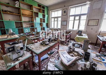 Laboratorio di Fisica nella vecchia scuola secondaria in Mashevo villaggio abbandonato della centrale nucleare di Cernobyl la zona di alienazione in Ucraina Foto Stock