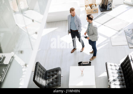 Due clienti che entrano in interior design store Foto Stock