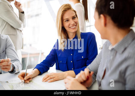 La gente di affari avente una riunione di consiglio e discutere di nuove idee fresche Foto Stock