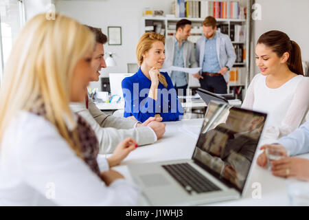 La gente di affari per riunioni e di una intensa giornata in ufficio Foto Stock