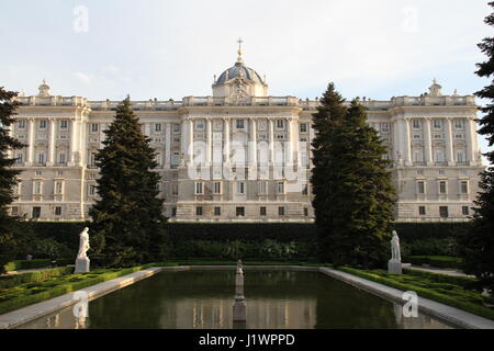 Palacio Real (Palazzo Reale), Madrid, Spagna visto dai Giardini Sabatini (Jardines de Sabatini) Foto Stock