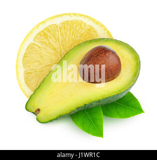 Fetta di limone e metà del frutto di Avocado isolato su sfondo bianco con tracciato di ritaglio Foto Stock