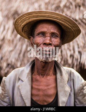 Ritratto di un uomo cieco da un villaggio bedick nelle zone rurali del sud Senegal orientale Foto Stock