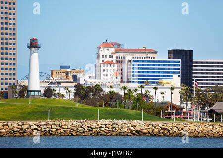 Paesaggio cittadino di Long Beach con il faro ad alta alzate, grattacieli e palme, STATI UNITI D'AMERICA Foto Stock