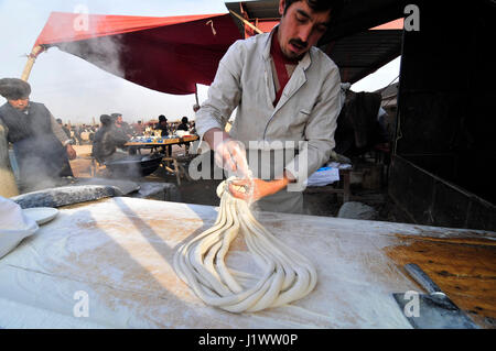 Tirata a mano tagliatelle preparazione. Foto Stock