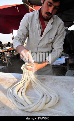 Tirata a mano tagliatelle preparazione. Foto Stock