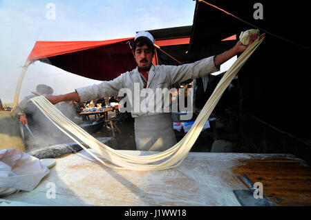 Tirata a mano tagliatelle preparazione. Foto Stock