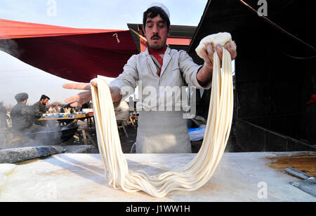 Tirata a mano tagliatelle preparazione. Foto Stock