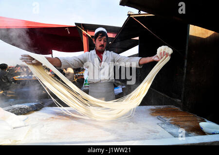 Tirata a mano tagliatelle preparazione. Foto Stock